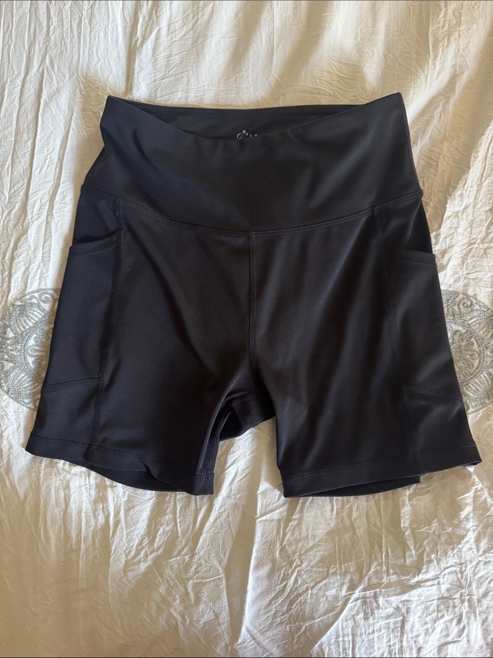 High-Waist Black Athletic Shorts with Side Pockets size M